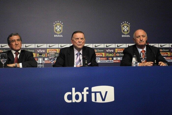 O presidente da CBF deu exemplos de como é preciso valorizar o “produto” nacional: “Antes de escolhermos o Felipão e o Parreira, como atuais líderes da seleção brasileira, vieram com uma ideia de contratar um técnico estrangeiro. Eu refutei imediatamente! Temos os melhores jogadores e técnicos do mundo”