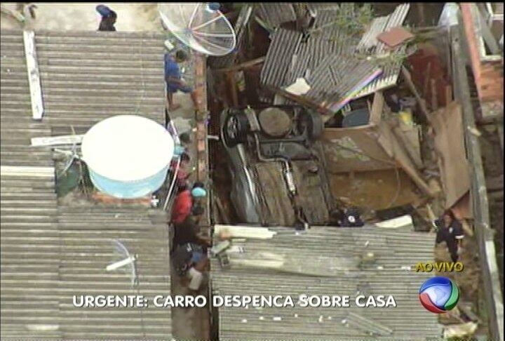 Segundo informações iniciais, havia uma pessoa presa nas ferragens