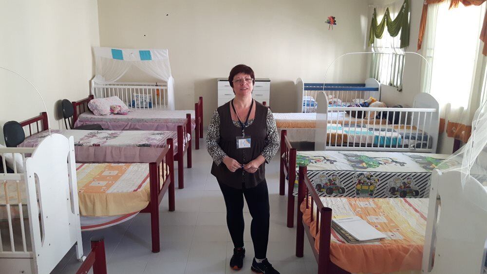 A assistente social Gislene de Cassia Testi Silva trabalha no Pami desde 2004. A profissional afirma que, apesar da valorização do ato de ser mãe, não se pode esquecer dos motivos que as levaram ao confinamento. Ela explica, no entanto, que a maternidade faz com que o sentimento egoísta, típico dos adolescentes, comece a ser desconstruído.

— Quando retornam da maternidade já voltam com outra carinha. Muitas chegam carentes e tem a questão hormonal também. Mas eu acredito na mudança. Usamos a maternidade para ajudar a trabalhar questões como a valorização da família, o remorso, a culpa