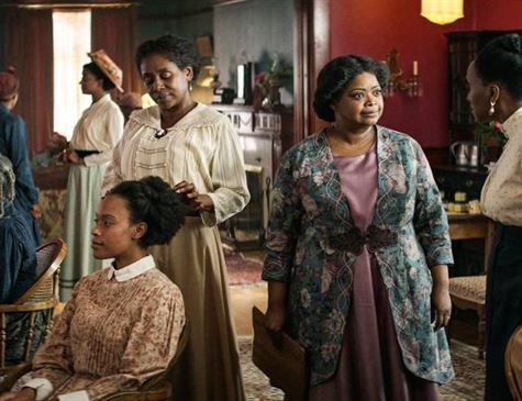 Dividida em quatro capítulos, a série parte de um problema comum às mulheres negras da virada do século XX no território norte-americano: a queda de cabelo