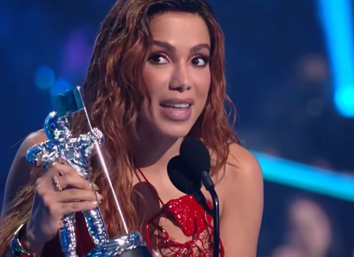 Desde então, a carreira de Anitta subiu igual a um foguete. Hoje, ela canta em vários idiomas e tem parcerias com vários artistas, como o próprio Léo Santana. Larissa tem uma fortuna estimada em R$ 500 milhões e uma legião de fãs. Só no Instagram, por exemplo, são quase 70 milhões de seguidores.