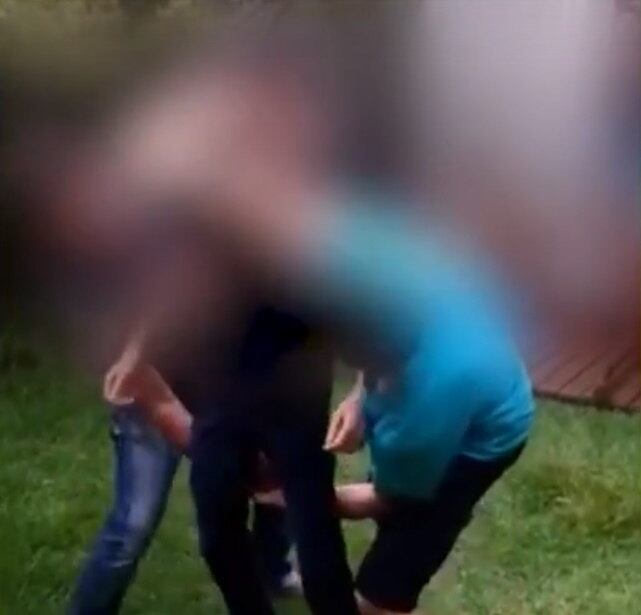 4. Desafio da roleta-russa humana

Dois jovens seguram um terceiro e tentam girá-lo. Assim era o 'desafio da roleta-russa humana', que também terminou muito mal. Uma adolescente de 16 anos morreu vítima da brincadeira, que fez sucesso em 2019, após cair e sofrer um traumatismo craniano