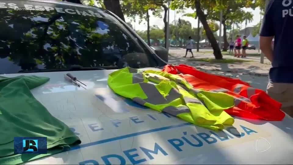 RJ: flanelinhas orientam motoristas a estacionar em locais proibidos