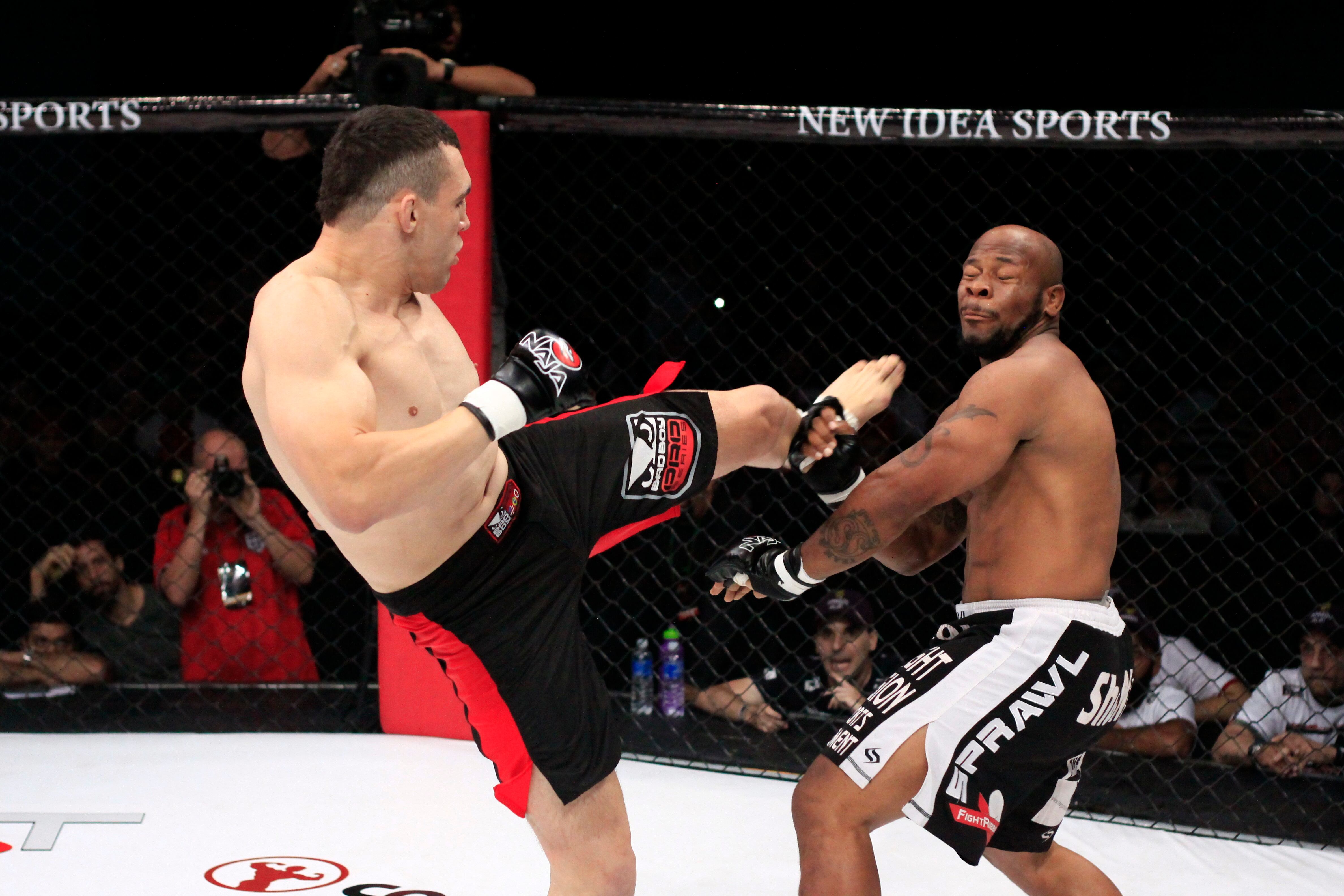 Depois de permanecer no UFC entre 2007 e 2012, Luiz Banha
foi demitido por engatar quatro derrotas nos seus últimos cinco combates no
Ultimate. Após a demissão, o atleta de 32 anos, que conta com um cartel com 13
vitórias e cinco reveses, se tornou a grande estrela do SFT. O adversário do
atleta será Fábio Silva na luta principal do evento. Vale lembrar que o brasileiro
já tinha sido o astro do SFT 1, quando superou Rodney Wallace por nocaute no
primeiro round 