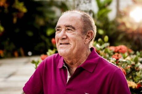 Renato Aragão voltou nesta semana a ser alvo de críticas por sua postura. De acordo com o jornal O Dia, ao ser abordado por um
manobrista em um shopping, o humorista teria sido
extremamente grosseiro com o funcionário do centro de compras. Segundo a
publicação, além de recusar a posar ao lado do homem, Didi teria ainda pedido a
demissão do rapaz, já que, por conta de um pedido de foto, teve atraso na
entrega de seu veículo. Diante do caso, Renato Aragão seria de fato uma
pessoa antipática? E o trabalho que o humorista faz no Criança Esperança, como embaixador da Unicef,
participando ativamente de campanhas em prol à crianças carentes?  O R7 levantou histórias do comediante para você julgar se Renato é, ou não uma, pessoa
arrogante como dizem por aí