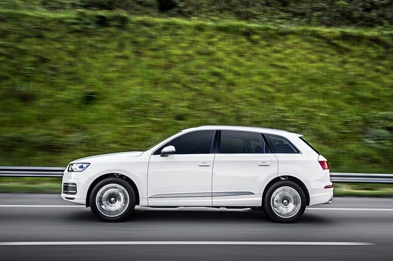 O modelo, que estreou ao mundo no Salão de Detroi de 2015,
desembarcou nas concessionárias em versão única, a Ambition, pelo preço de R$
399.990. Claro, os opcionais existem e somam quase R$ 100 mil. Para provar que o modelo sabe se portar no asfalto e na lama, a Audi escolheu subir até a Pedra Grande, em Atibaia (SP), conhecido ponto turístico da cidade. Lá, o SUV mostrou que sabe dançar conforme a música, com lama, aclives, declives e buracos a vontade