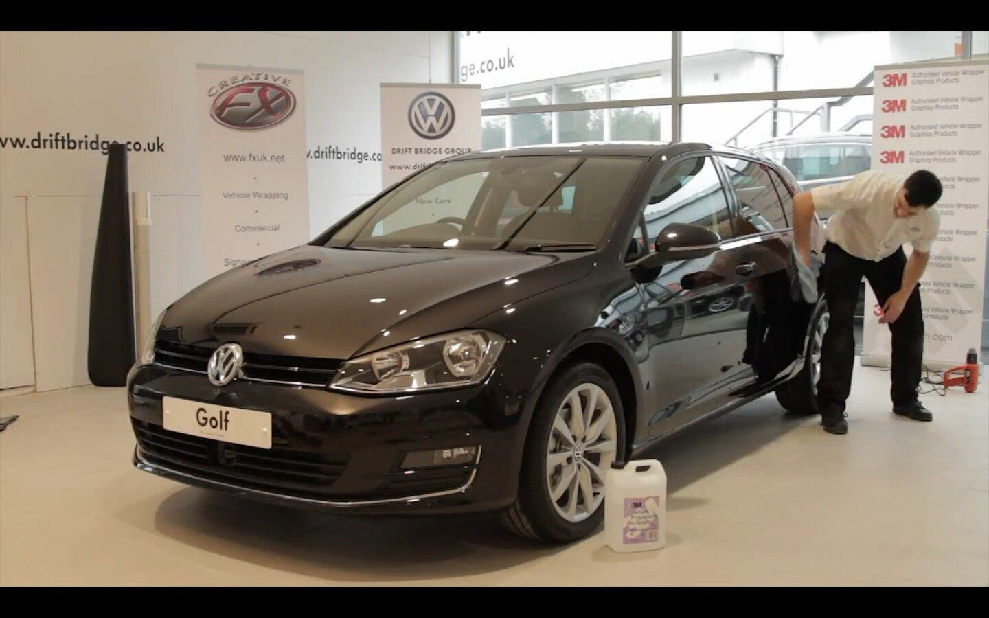 O envelopamento começa com a limpeza minuciosa de toda a carroceria do automóvel
VEJA TAMBÉM
> RAM faz picape enfurecida para divulgar novo filme do Super-Homem
> Direto da idade da pedra: carro do filme Os Flintstones movido com os pés vai a leilão
Quer saber tudo sobre carros? Acesse R7.com/carros