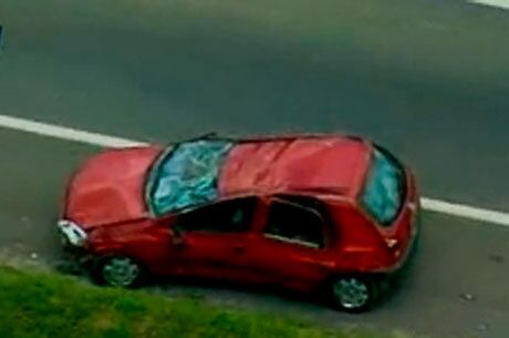 Veículo atravessou canteiro e parou na pista contraria