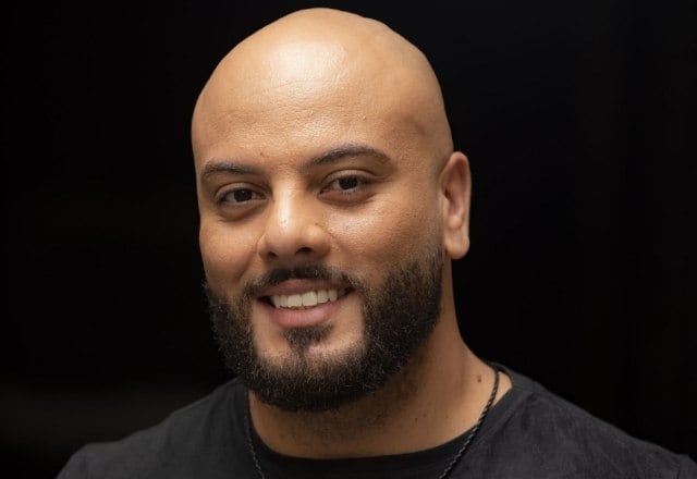 Qual é o segredo para conquistar os jurados e o
público em um reality com batalhas tão concorridas como o The Four Brasil? O primeiro vencedor do programa, o cantor e
metroviário, Ivan Lima, conta como sua vida mudou um ano após a conquista e
também dá dicas importantes para quem vai participar da segunda edição, que
estreia neste domingo (8), a partir das 18h, na tela da Record TV.



O vocalista da Banda dos Seguranças do Metrô de
São Paulo continua firme e forte como metroviário e, atualmente, também faz
shows com o projeto Ivan Lima e Banda.

 