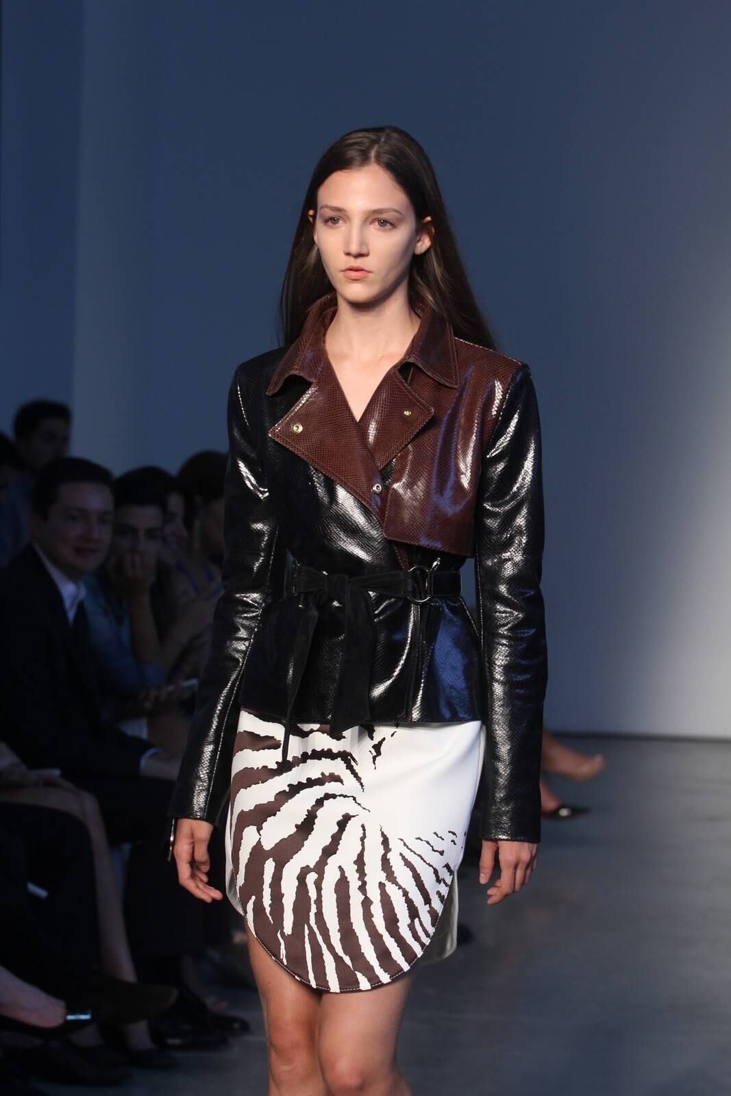 O segundo dia de desfiles da temporada inverno 2015 da São Paulo Fashion Week começou com a coleção do estilista Pedro Lourenço, nesta terça-feira (4). As modelos entraram na passarela após uma hora de atraso e vestiram peças feitas de diferentes materiais, que iam desde os trabalhos com paetês até detalhes com argolas de meta. Além dos casacos e saias que deram um ar sexy à coleção, as sandálias com saltos largos, arredondados e amarrações no tornozelo também foram destaque na passarela