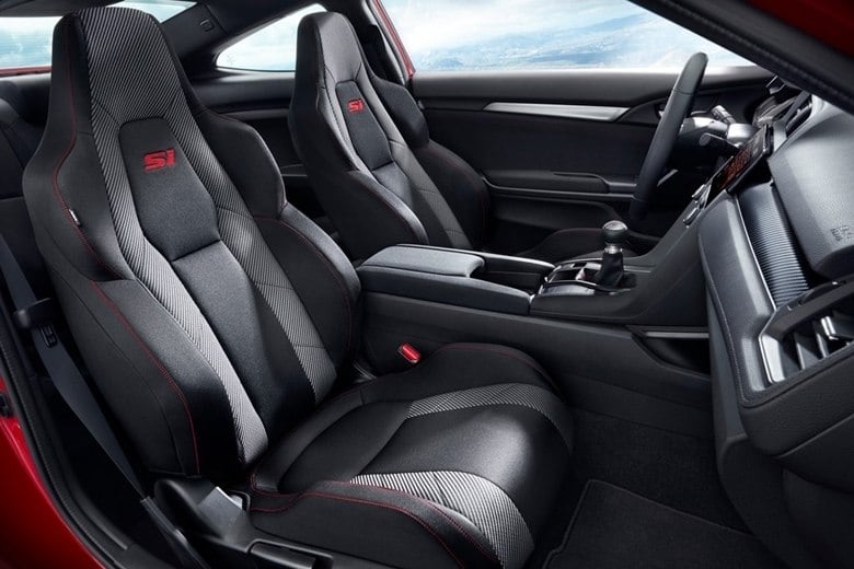 A versão oferece em seu pacote de equipamentos ar-condicionado dual-zone, bancos dianteiros aquecidos, sensor de chuva e central multimídia com tela de 7 polegadas, compatível com Apple CarPlay e Android Auto