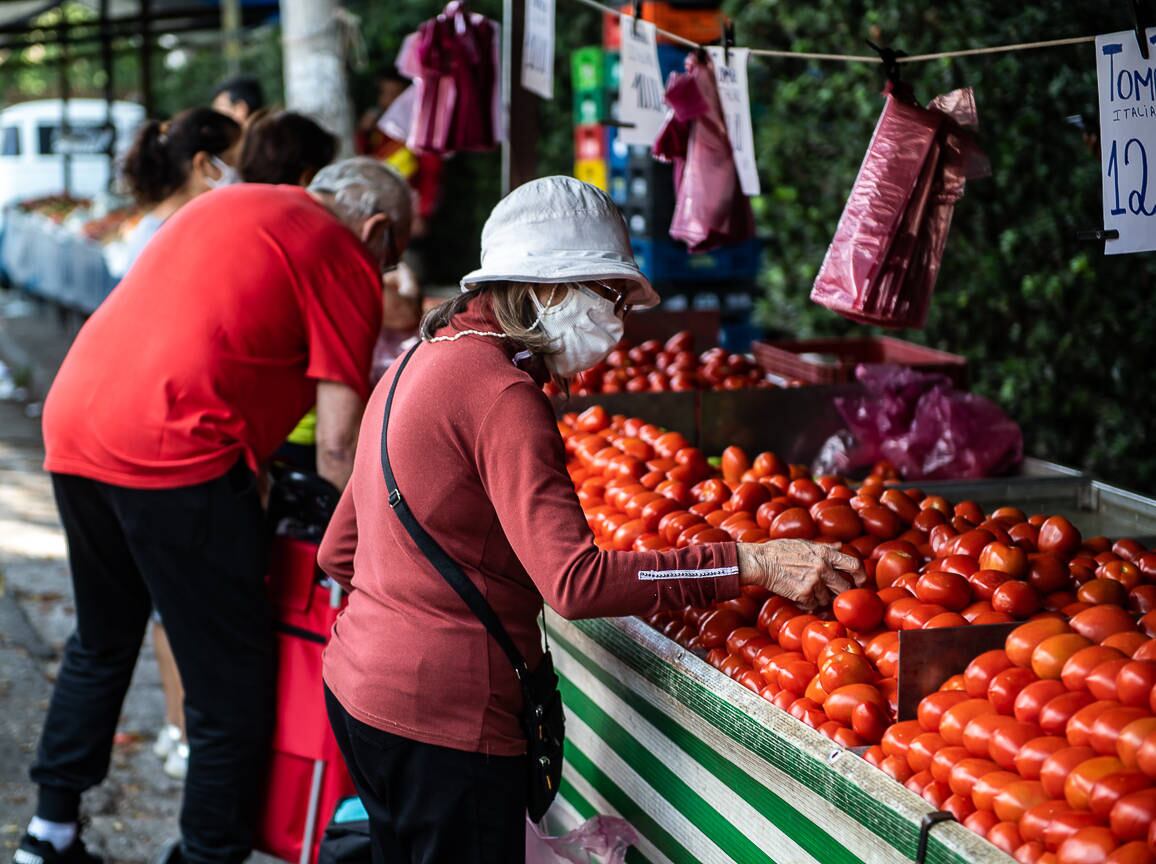 São Paulo, SP - 20.04.2022 - Feira Livre da rua Cayowaá, zona oeste da cidade, Tradicional feira livre da cidade, fregueses compram, legumes, verduras, frutas e demais hortifrutigranjeiros. Foto Edu Garcia/R7