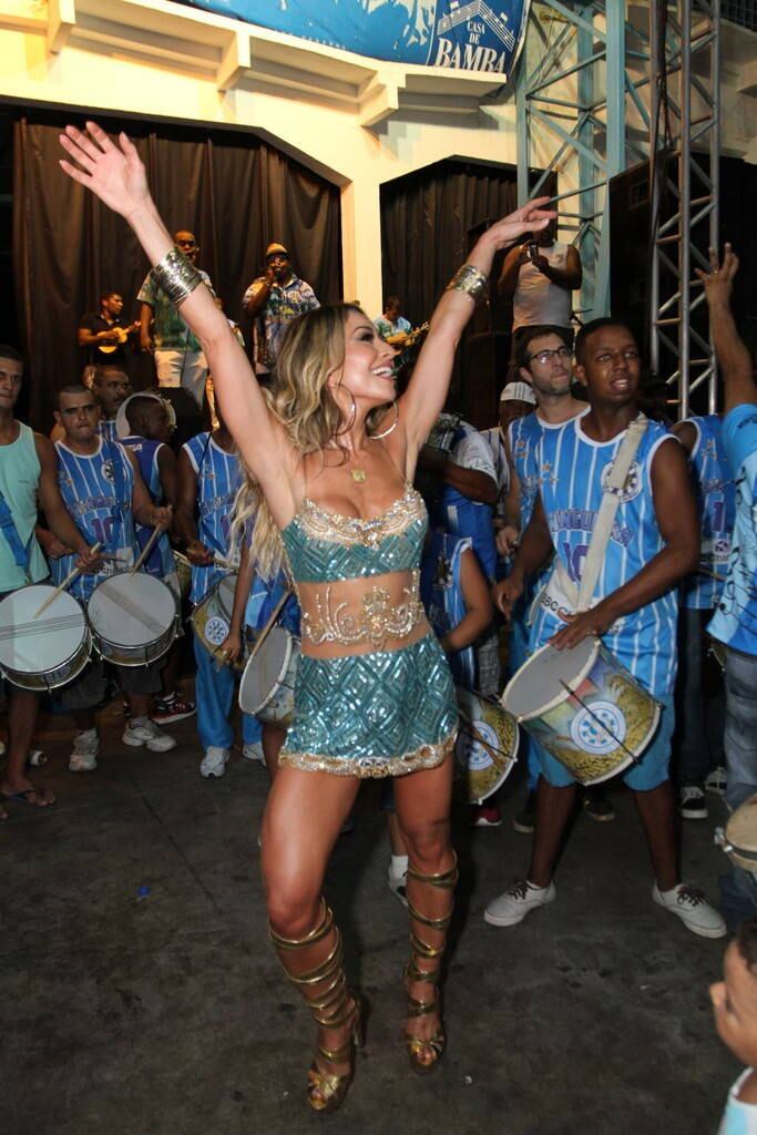 Sabrina Sato comemora aniversário na quadra da Vila Isabel