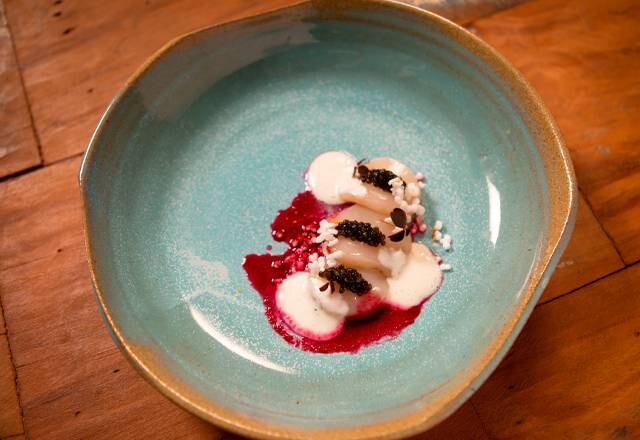 Lara - Primeiro prato

O menu de Lara foi aberto com vieiras curadas com caviar, suco de beterraba e kefir