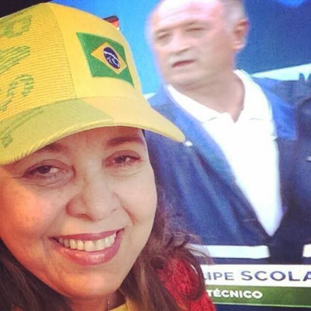 ...e até uma versão canarinho, que ela usou no fatídico dia em que o Brasil levou sete gols da Alemanha (esse não deu sorte, então é melhor não usar mais, ok, Robs?)