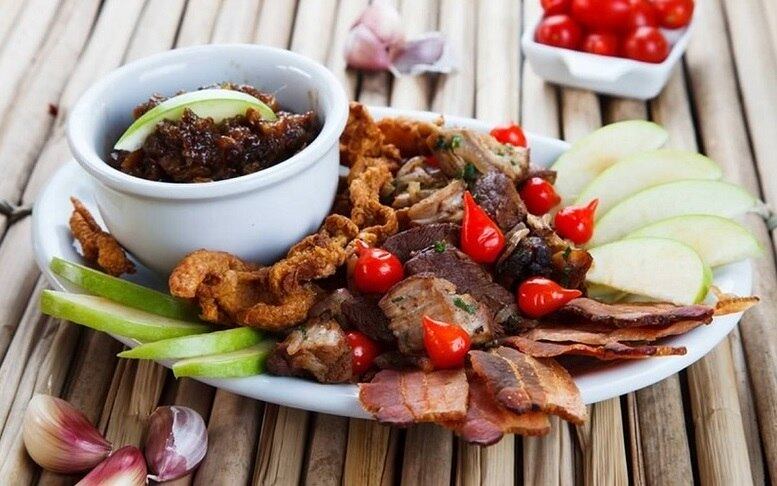 Barracão Butiquim
Prato - Infarto Chique: torresmo de frango, tiras de bacon e pernil refogado, servidos com chutney de maçã verde e frutas secas.
Endereço: rua Antônio Justino, 438 - Pompéia