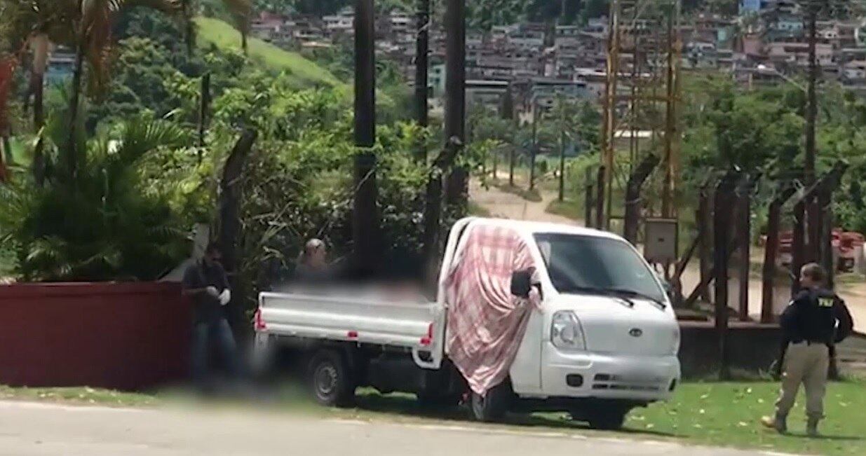 Caminhão com corpos foi encontrado em Angra após guerra entre traficantes
