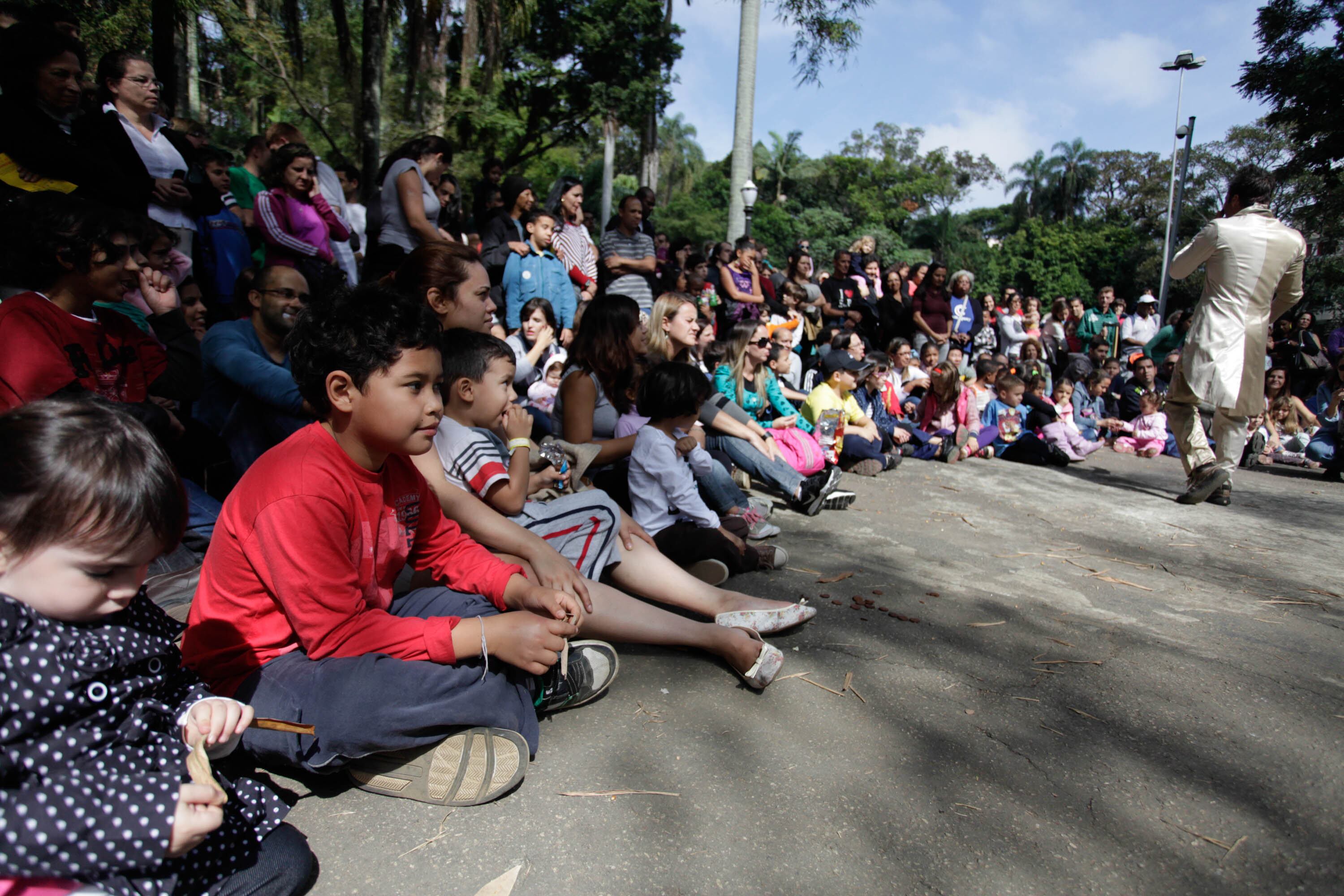 O teatro de rua também prendeu a atenção da criançada. A programação conta com mais de seis peças, além de teatro de bonecos e apresentações musicais