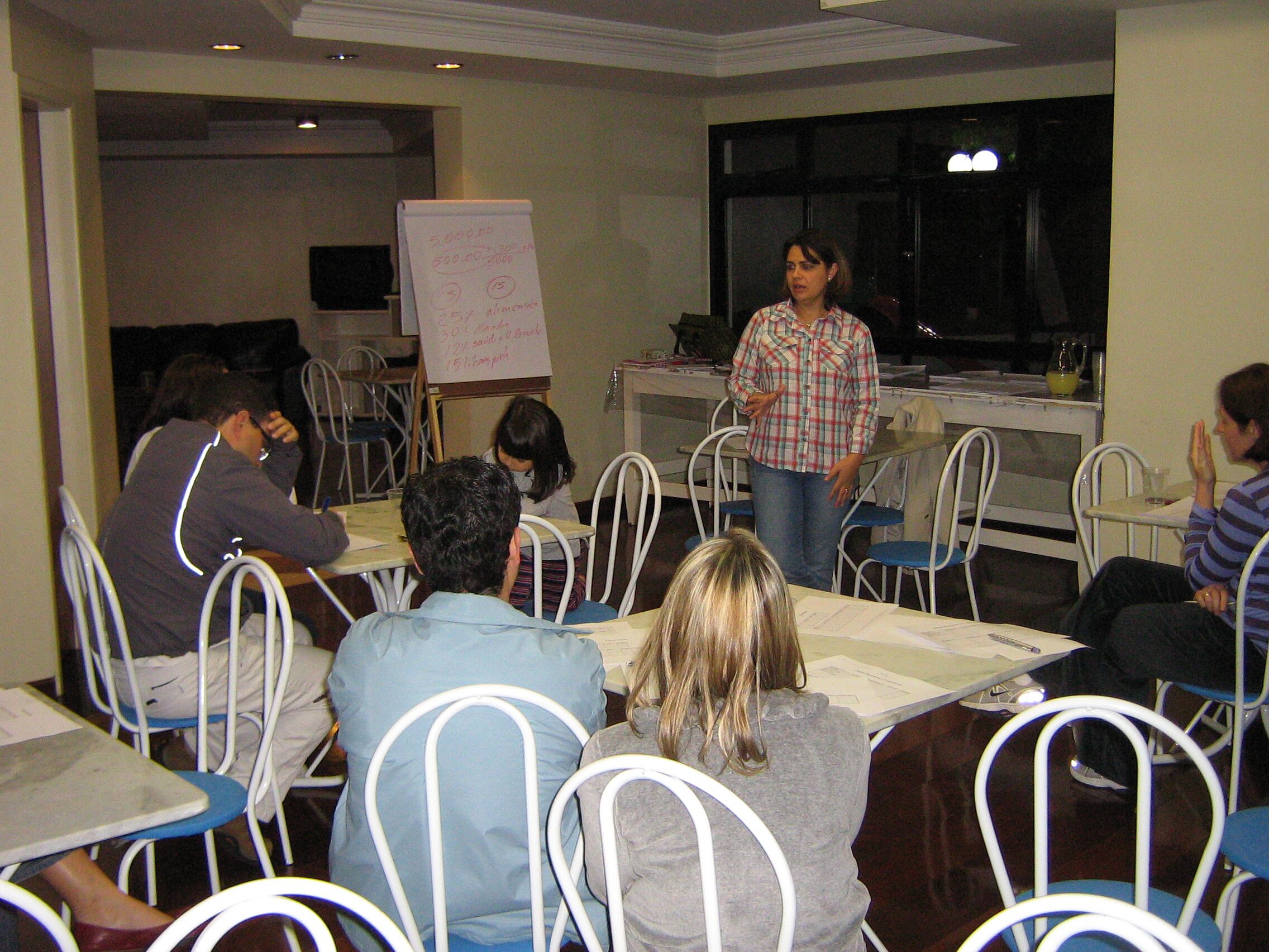 Ela conta que o trabalho é tão complexo que, às vezes, precisa trabalhar em conjunto com um psicólogo.

— Ocorre de a pessoa ou ser compulsiva por compras e se enterrar em dívidas ou até mesmo por causa desses débitos desenvolver uma depressão. Por isso, preciso ir além do meu trabalho e chamar um profissional mais capacitado para ajudar na mudança comportamental
