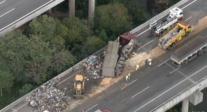 Tombamento provocou interdição de pistas na Rod. dos Bandeirantes, em SP