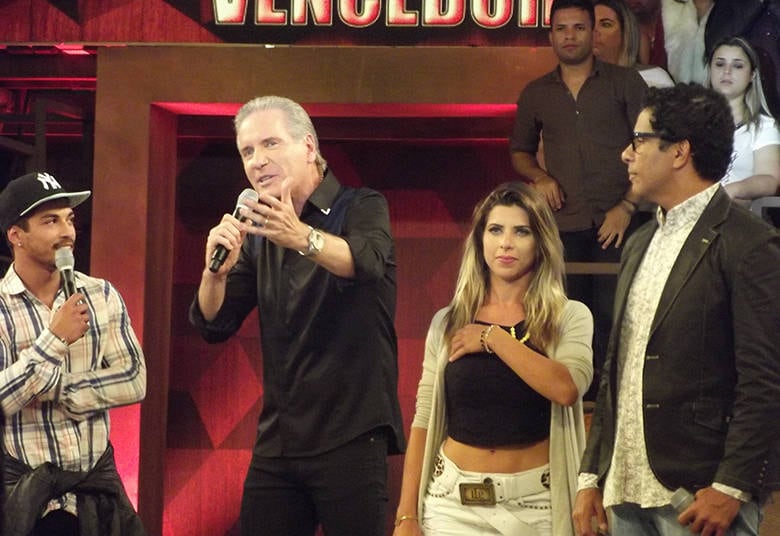 R7: E o programa A Fazenda entra no seu rol de atividades a
partir de agora? 


Justus: Nem sei se vou apresentar a 9, eu fico imaginando que sim. A
Record falou: "anuncia a temporada 9", mas não falou que eu vou apresentar

+ Roberto Justus anuncia a nona edição do reality A Fazenda
+ Douglas Sampaio é o campeão de A Fazenda 8. Relembre a participação do vencedor
+ Ana Paula compara segundo lugar com amputação: "Cortam seu pé"
+ Veja os bastidores da comemoração de Douglas Sampaio, vencedor do reality A Fazenda 8
+ Veja fotos dos bastidores da grande final de A Fazenda 8
+ Veja as expressões de Ana Paula Minerato, vice-campeã de A Fazenda 8
