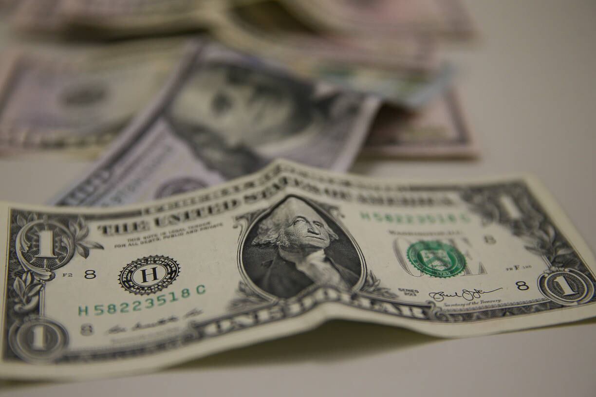 Dólar alternava estabilidade e leve queda contra o real logo após a abertura desta quinta-feira (24)