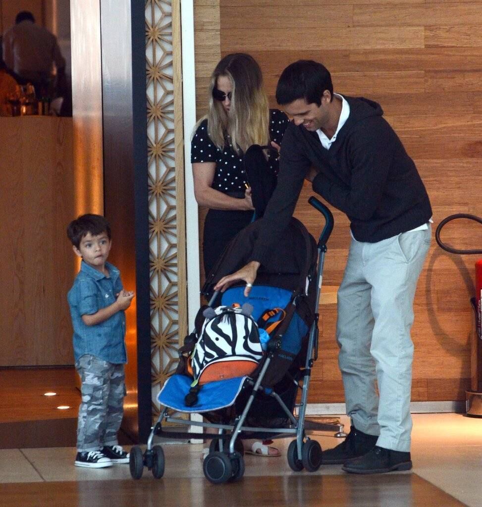Juliana Silveira e seu marido João Vergara levaram o pequeno Bento para almoçar em um shopping do Rio de Janeiro, no domingo (9) 