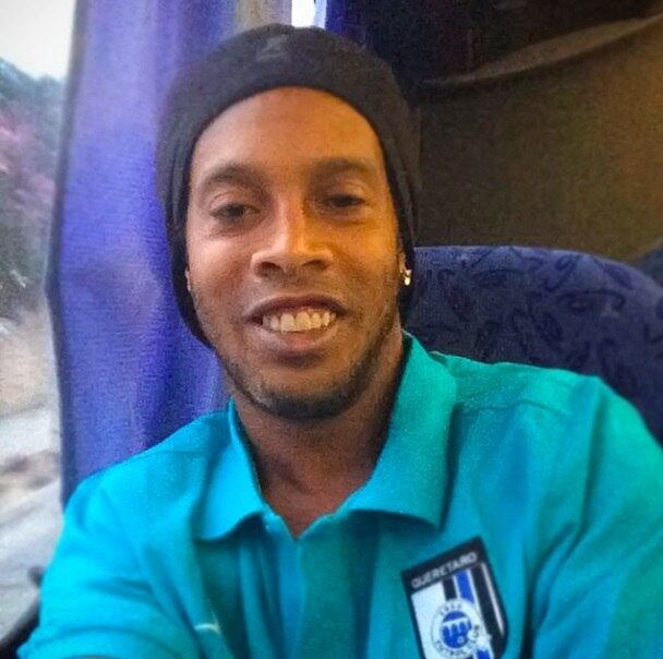 Apesar de estar longe do Brasil, o ex-Atlético não deixa de pensar no país. Durante as eleições, Ronaldinho exaltou a importância do voto. "O Brasil já mostrou que tem potencial para crescer muito mais!! Domingo vamos para as urnas mudar nosso país!!", disse