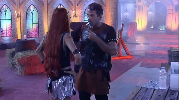 Ainda falando sobre a Roça, Ruivinha desabafou sobre os amigos desmereceram sua volta, fato que a deixou chateada. Iran tentou explicar sua
visão, mas os dois acabaram se desentendendo e a peoa deixou a
conversa.

Sob o comando de Adriane Galisteu, A Fazenda 14 vai ao ar diariamente na tela da Record TV de segunda a sábado, às 22h30; e aos domingos, às 23h. Acesse o PlayPlus e acompanhe 24 horas por dia tudo o que rola no Celeiro de Lendas.
