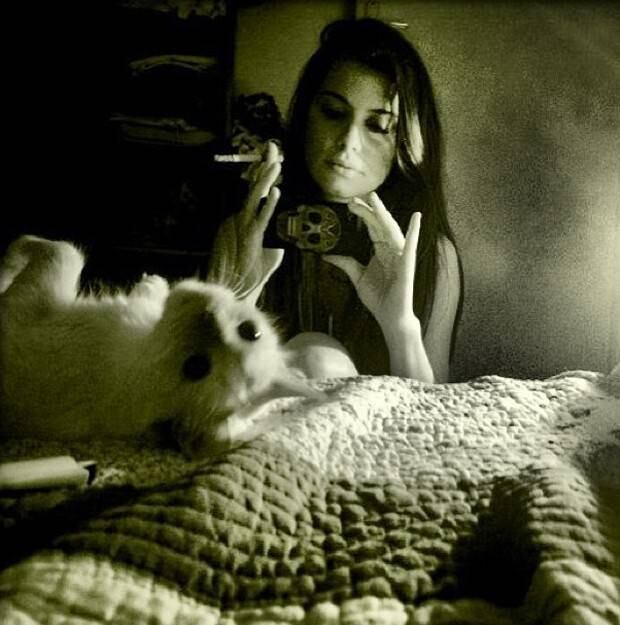 Alinne
Moraes 

A atriz global estava entre os famosos que não viviam sem o cigarro. Mas, no fim
do ano passado, a atriz utilizou sua conta no Instagram para afirmar que havia
parado de fumar para, entre outras coisas, não prejudicar seu bebê