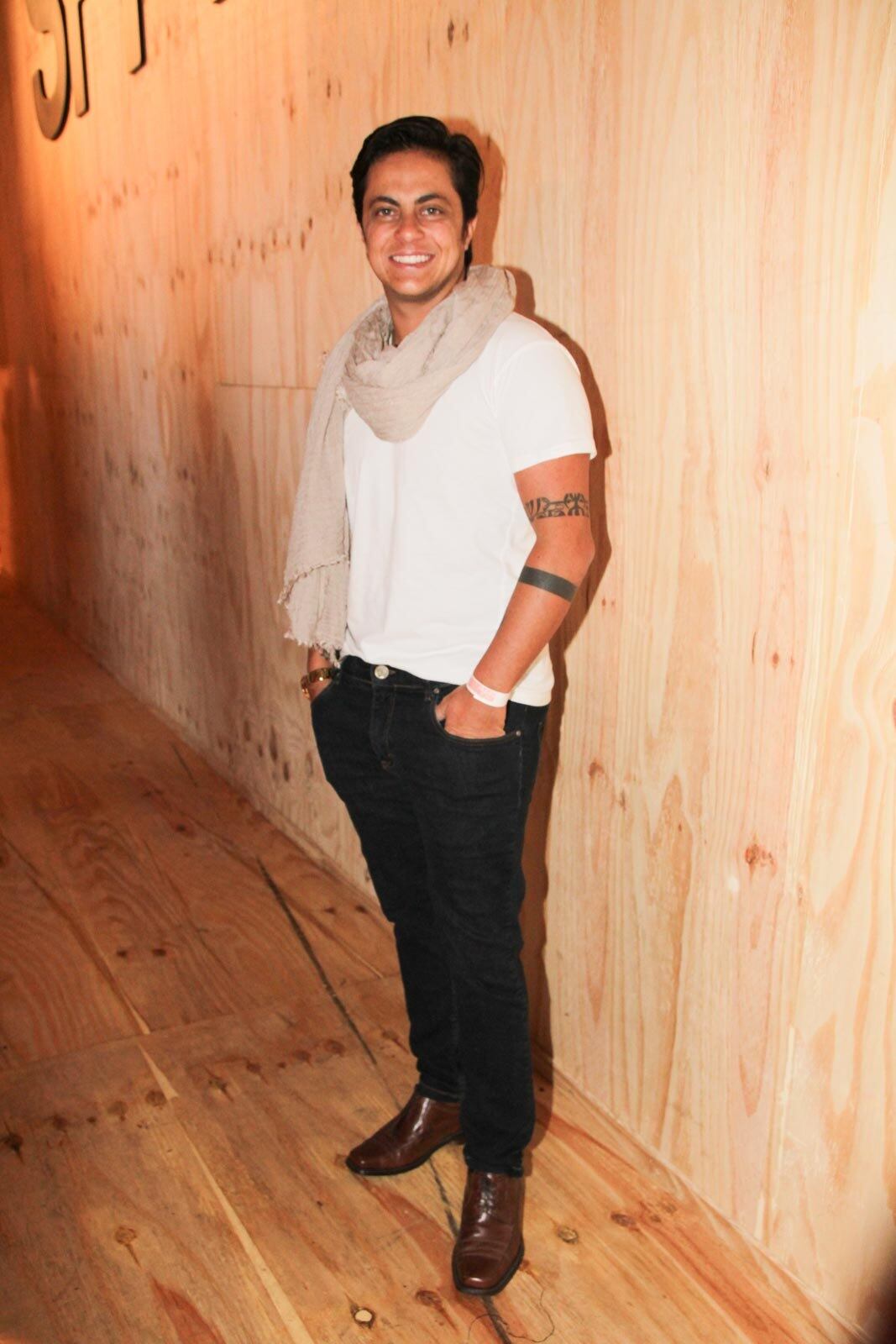 Thammy Miranda circulou pela São Paulo Fashion Week na noite desta quinta-feira (16), acompanhada da namorada, Andressa Ferreira. A atriz falou sobre sua transformação corporal após a retirada dos seios. Tomando hormônios masculinos, Thammy Miranda diz que já está com pelos no peito.
— Está nascendo pra caramba, mas eu tiro. Nasce pelo pelo corpo todo. O que eu não quero eu tiro com a maquininha