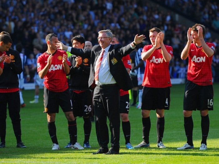 O campeão inglês Manchester United e as outras 19 equipes da Premier League
devem compartilhar receitas de cerca de 1,6 bilhão de libras (R$ 5,88 bilhões) nesta temporada,
graças ao aumento dos valores pagos nos acordos de televisão com BSkyB e BT, na
Grã-Bretanha, e com as emissoras de todo o mundo.
O tráfego na Premier League, no entanto, teve mão dupla. A liga perdeu um de
seus maiores nomes, com a contratação pelo Real Madrid do meia galês Gareth
Bale, do Tottenham Hotspur, pelo recorde mundial de 100 milhões de euros (132
milhões dólares; R$ 311 milhões)