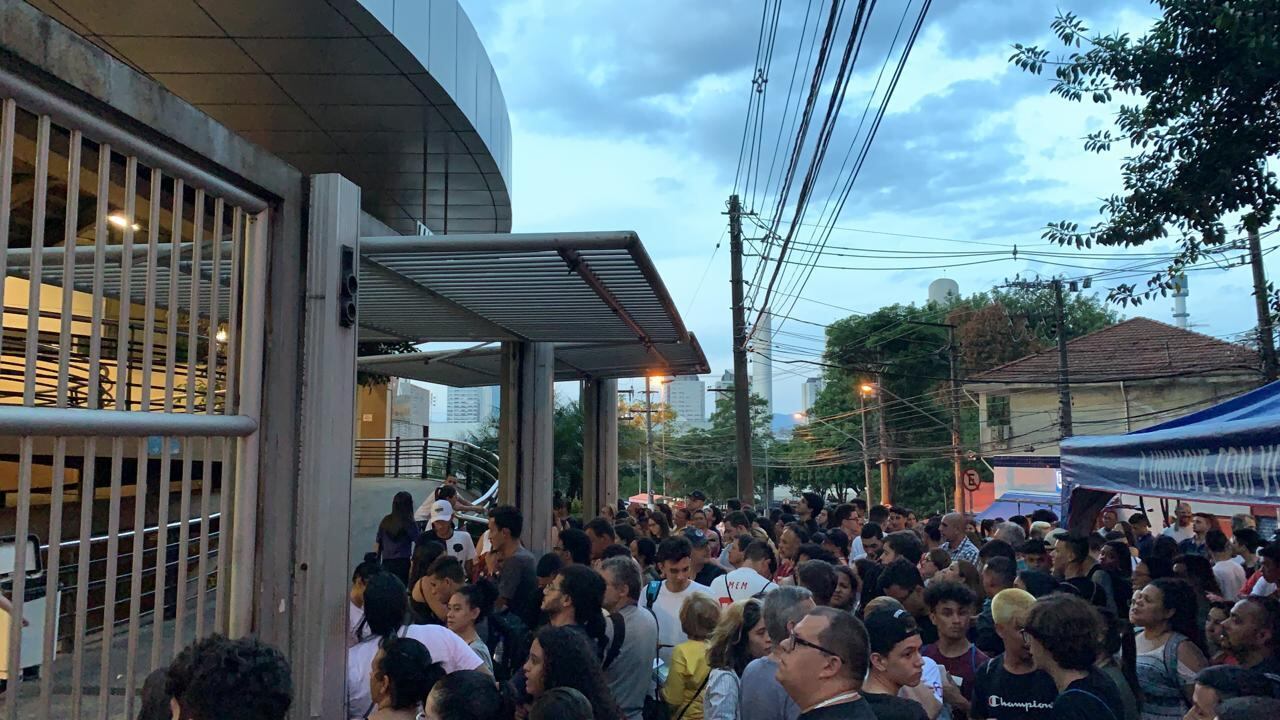 Faltando 1h10 para o encerramento do primeiro dia, familiares se aglomeram à espera dos alunos