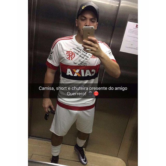 Guerrero também é bastante amigo de Safadão. O peruano até já presentou o cantor com um uniforme completo do Mengão