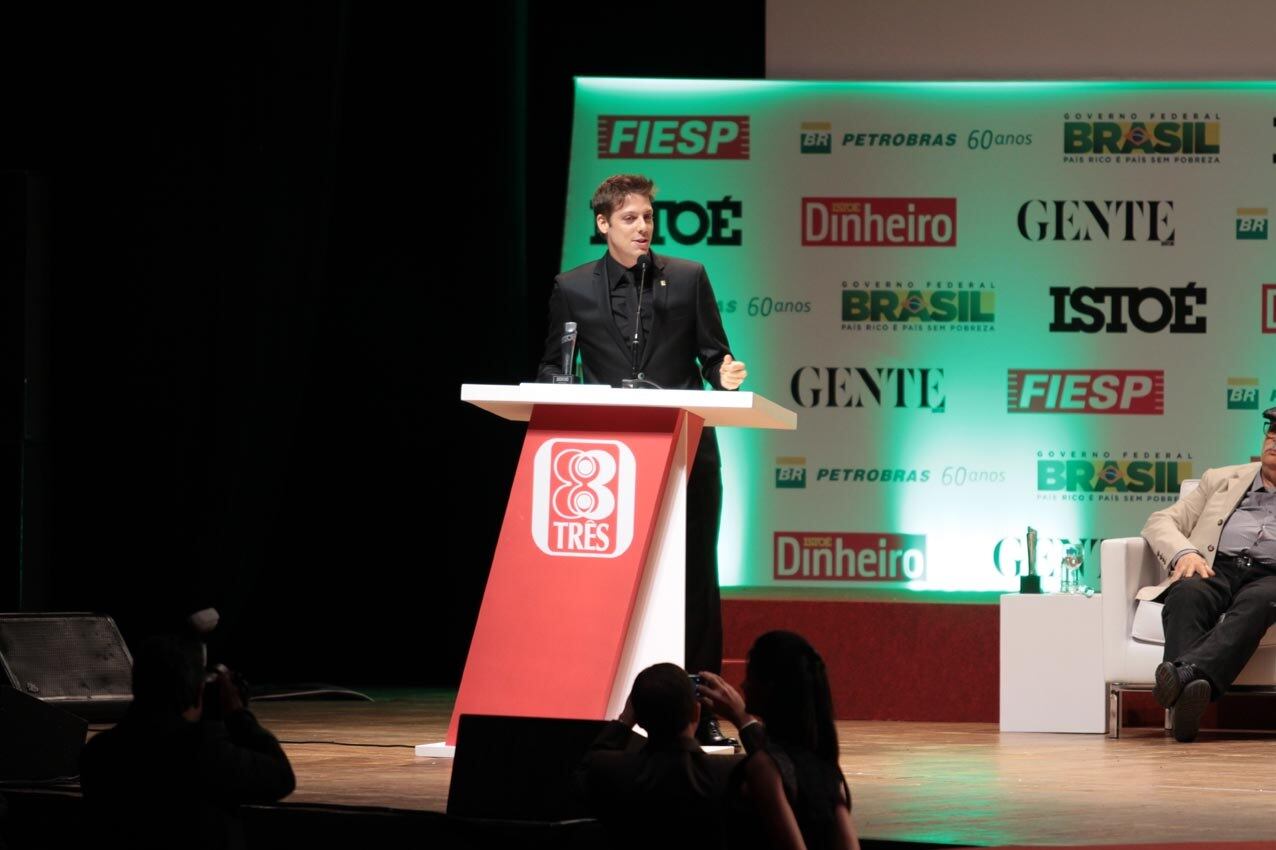 Porchat no palco da entrega do prêmio