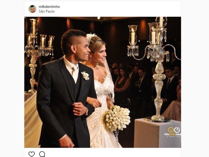 Dentinho e Dani Souza comemoram cinco anos de casados na sexta-feira (9). Nas redes sociais se declararam um para o outro:
!"Hoje completamos 5 anos juntos, e eu sou o homem mais feliz do mundo por ter vc ao meu lado. Você me deu os maiores presentes da minha vida, os nossos filhos @prince_brunolucas @rafaellaesophia ❤️❤️❤️! Quero que essa essa data se repita por muitos e muitos anos!!! Eu com certeza fiz a escolha certa! E vc deu sorte de casar com um cara bonito, lindo e maravilhoso como eu 
Te amo ❤ @dani_souza_  #Loveyou #5anos #boldasdemadeira ❤️❤️❤️"
