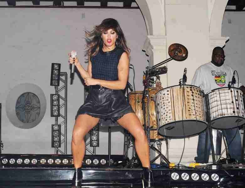No palco, a cantora se soltou e mostrou animação para a realização de um novo sonho