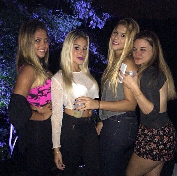 Principalmente ao lado das amigas
