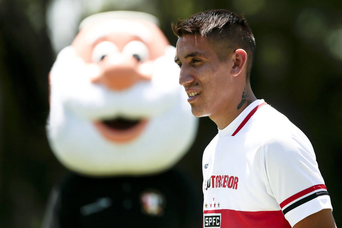 O São Paulo se desdobrou e precisou da ajuda de um torcedor
abastado para pagar os R$ 14 milhões exigidos pelo Racing para ceder o atacante
Centurión. Mas, 35 jogos e uma temporada depois, o atacante argentino segue
como opção na reserva. E pior: com contrato até fevereiro de 2019
