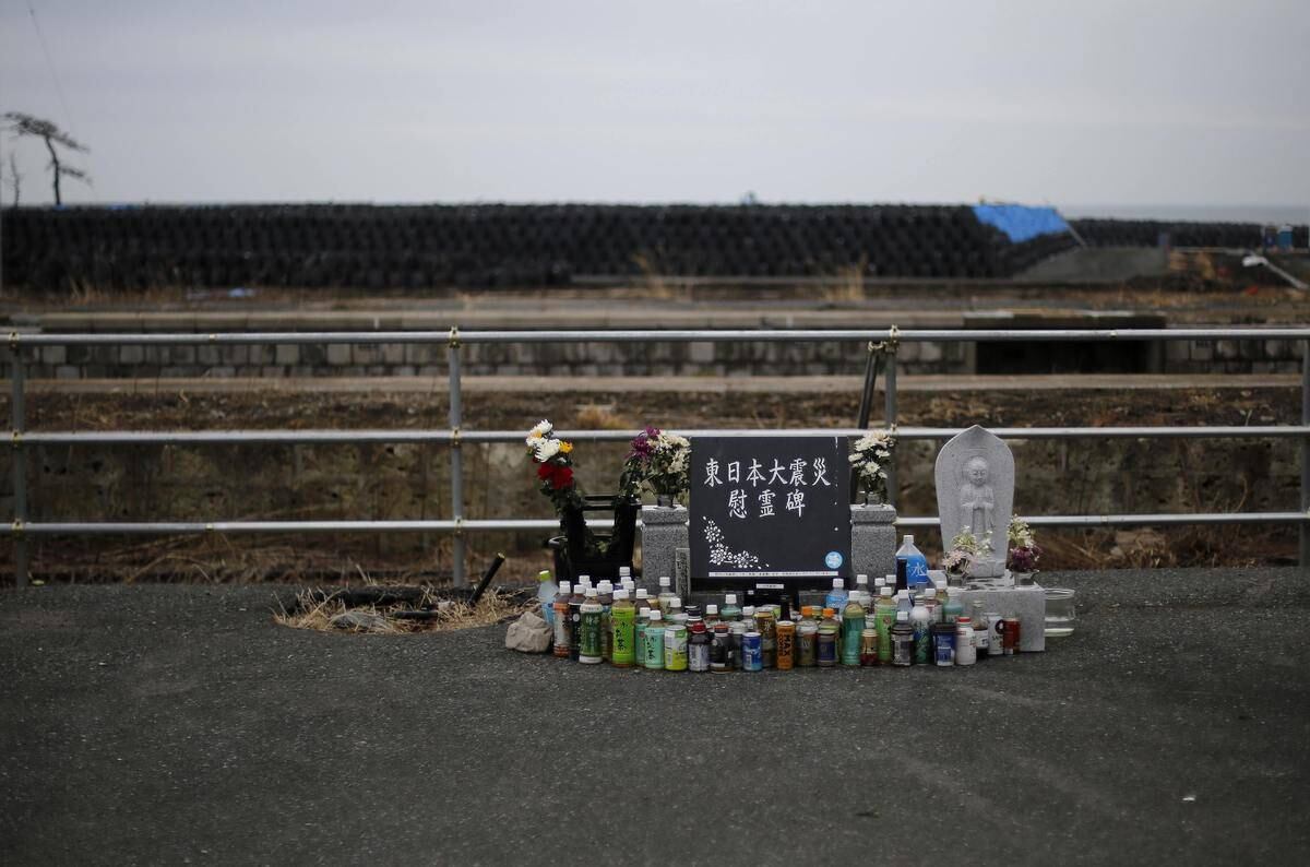 Um
pequeno monumento, cercado por bebidas e flores, e uma estátua de Jizo, o
guardião das crianças, foi erguido para as vítimas do terremoto e tsunami. Ele
está pertinho dos enormes sacos plásticos pretos recheados de solo radioativo,
que estão estocados em várias partes da cidade