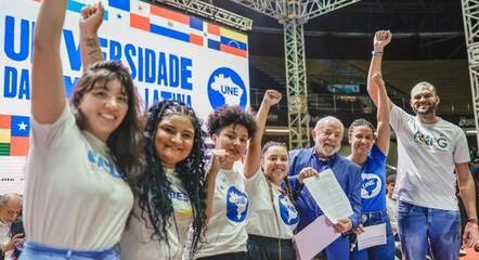 Lula e integrantes da UNE, no ginásio Nilson Nelson