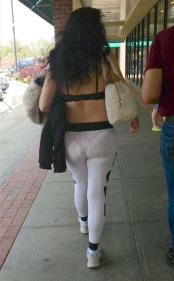 Usar uma calça branca colada, calcinha vermelha e sutiã é sem sombra de dúvida uma forma de ilustrar que você não tem bom gosto