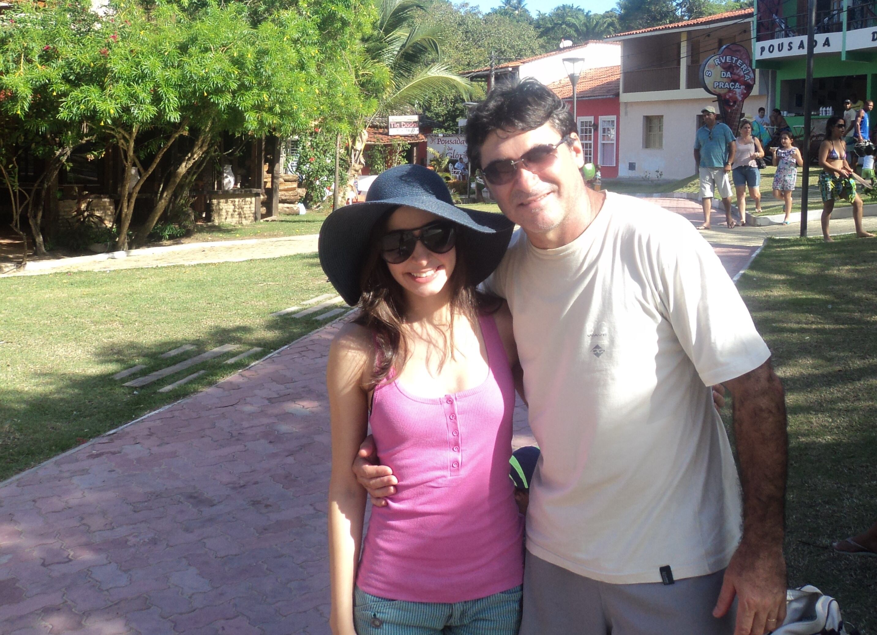 O comerciante Carlos Alberto Teixeira tem 43 anos e pai de Julia Luciano da Costa, de 17 anos. Ele também mantém a forma jogando futebol três vezes por semana e musculação duas vezes por semana.

—Jogo futebol desde adolescente e cuido da minha saúde com isso. Minha filha não gosta, mas faz academia duas vezes na semana comigo.