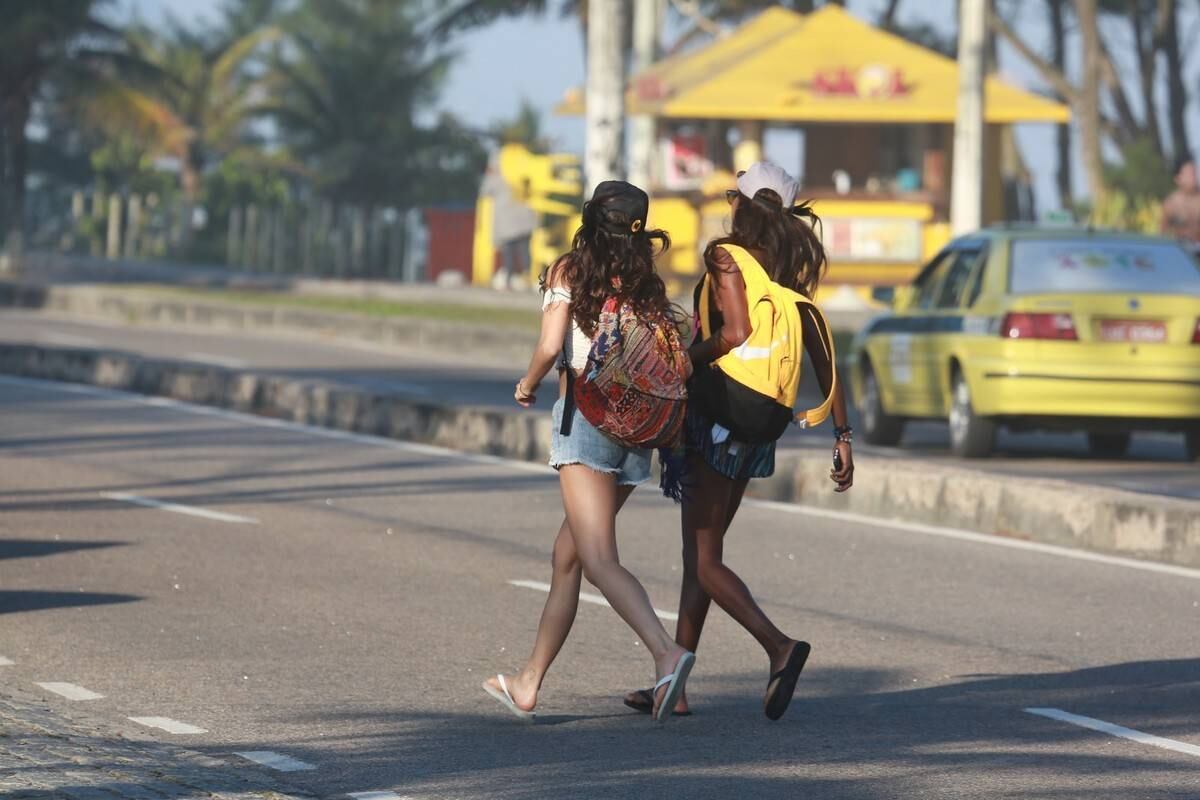 Isis Valverde esteve na praia da Reserva, no Rio