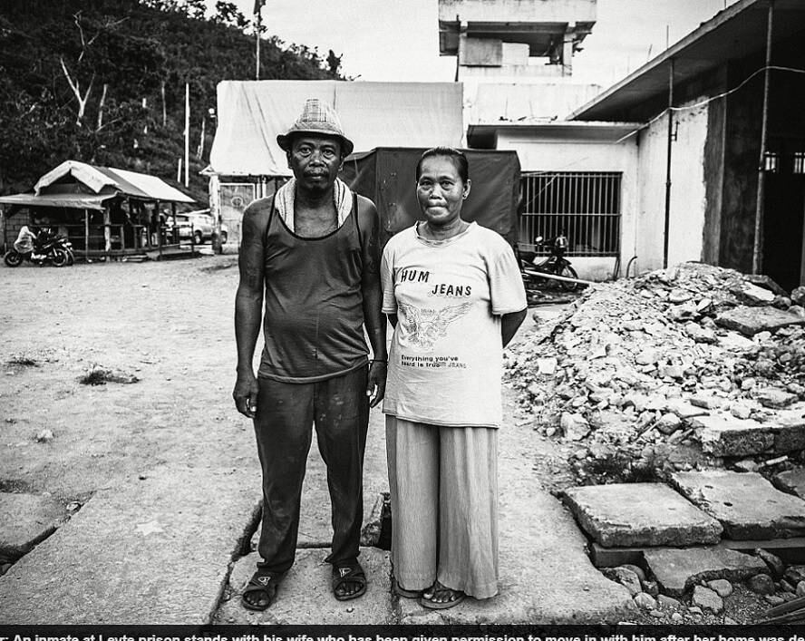 Para eles, a vida na prisão é melhor porque há saneamento básico, água, eletricidade, segurança e enfermaria, que é muito mais do que as famílias poderiam encontrar fora de lá