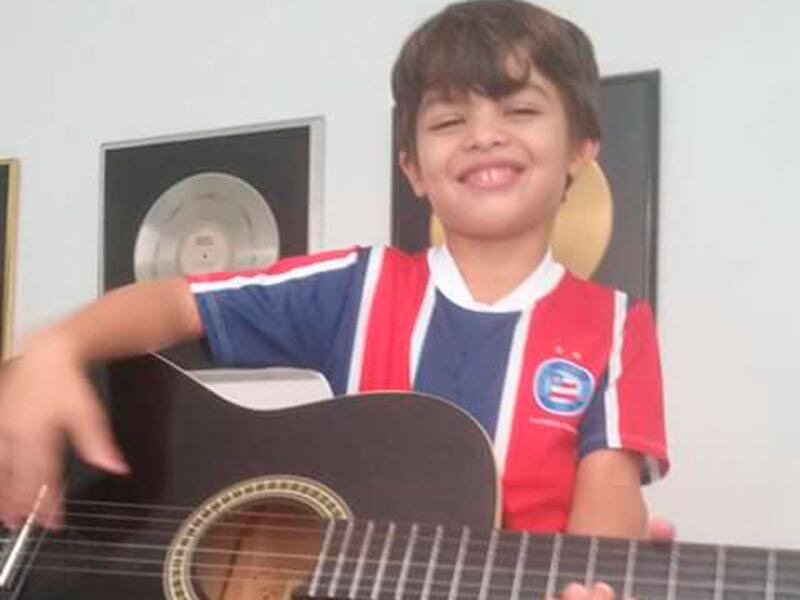 A morte de Guilherme Yokoshiro comoveu os moradores de Salvador. O menino de cinco anos morreu após cair do sexto andar do prédio em que morava, no bairro de Brotas. Segundo a delegada, a criança caiu no parque infantil do prédio. O pai havia saído de casa e deixado o menino dormindo. Ao perceber o que tinha acontecido, ele ficou desesperado, desceu, pegou o filho e subiu para o apartamento. O Samu (Serviço de Atendimento Móvel de Urgência) foi acionado, tentou reanimar o garoto, porém, o menino não apresentava sinais vitais. A suspeita é de que a criança tenha se pendurado na rede de proteção da janela