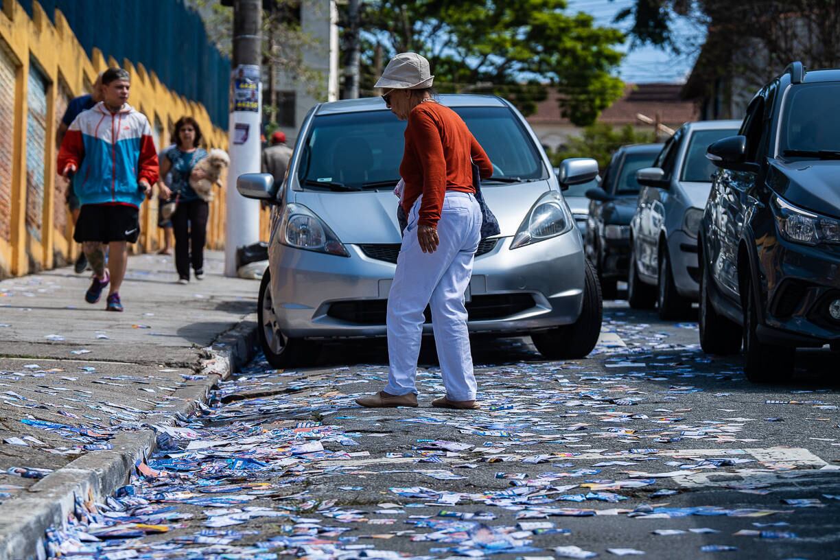 São Paulo, SP - 02.10.2022 - Eleições 2022, 1º Turno - Eleitores nas enfrentam longas filas para votar neste primeiro turno das eleições 2022. EMEF Monteiro Lobato, Pirituba. Lixo, santinhos. Foto Edu Garcia/R7