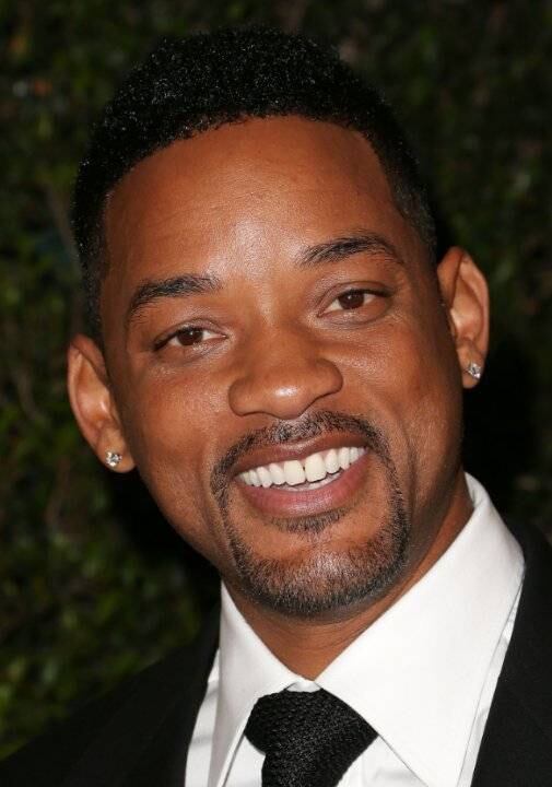 Will Smith ficou conhecido mundialmente depois que estrelou
a série Um Maluco no Pedaço. Como ele interpretava a si mesmo, o carinho do
público foi conquistado facilmente. Depois, vieram produções renomadas como Ali, Bad Boys, À Procura da Felicidade, MIB
e Eu Sou a Lenda. Mas o seu apelo popular diminuiu e muito nos últimos. O sucesso
subiu à cabeça de Smith, que deu declarações afirmando que não aceitaria participar
de filmes em que ele não fosse o protagonista. Por esse motivo, ele desprezou
sua participação em Django Livre
(2012)