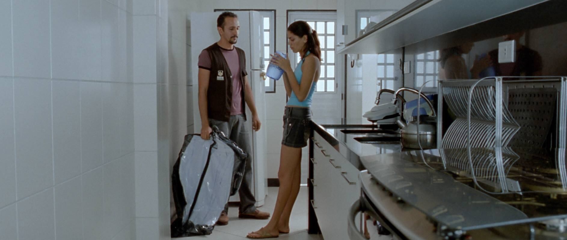 O Som ao Redor foi escolhido para representar o Brasil na disputa por uma indicação ao Oscar de Melhor Filme Estrangeiro de 2013. A produção do
pernambucano Kleber Medonça Filho foi, inclusive, apontada como um dos 10
melhores filmes deste ano por um crítico do jornal americano The New York Times