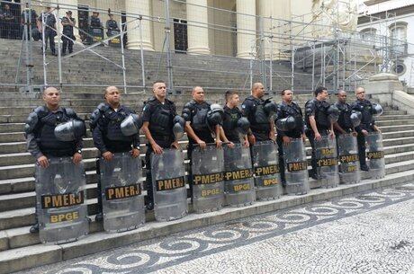 PMs reforçam a segurança da Alerj na tarde desta sexta-feira (28)